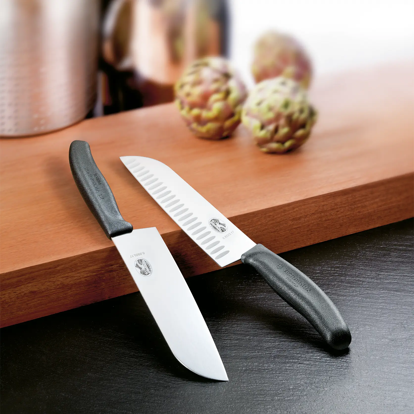 Victorinox Swiss Classic Santokumesser Schwarz 6.8523.17 mit Kullenschliff Productshot